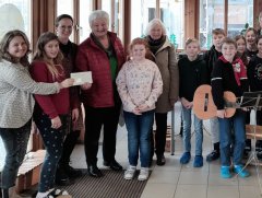 Spendenübergabe Strickerfrauen an Grundschule